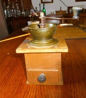 Antik kávédaráló (fiókos, réz felsőrész)