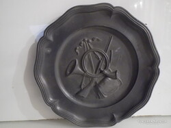 TÁNYÉR - 70 dkg  - ÓN - 24 cm - FALI -  DOMBORNYOMOTT - ANGOL - VASTAG