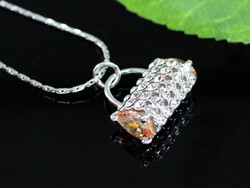 18 KT.-S FEHÉR ARANNYAL GALVANIZÁLT SWAROVSKI KRISTÁLY KÖVES CSODARAGYOGÓ RETIKÜL MEDÁLOS NYAKLÁNC.