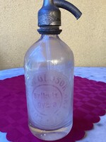 Fél literes EGRI VENDÉGLŐSÖK SZIKVÍZ GYÁRA fej azonos szódás üveg.