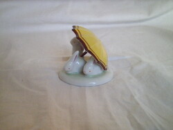 Hollóházi porcelán nyuszik sárga esernyő alatt figura