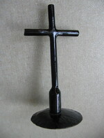 Talpas vas kereszt feketére festve