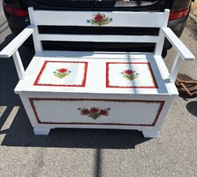 Dekupázsolt népi masszív karospad szennyesláda kisebb lóca  nosztalgia hagyaték régiségek pad kanapé