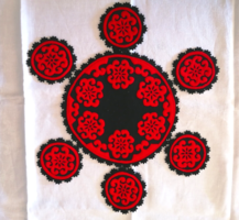 Piros-fekete filc applikációval díszített asztaldísz 6 alátéttel