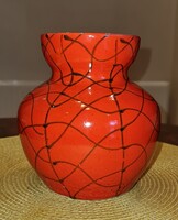 Modern piros-fekete díszváza – kézzel készült, egyedi darab
