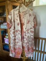 Nagyon szép,kétrészes,selyem tapintáésú,mintás nadrág és felső. Elől gombos,rövid ujjú.100% Viskose