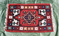 Régi kis vastag lábtörlő méretű szőnyeg