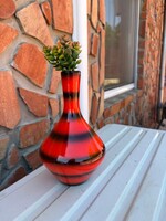 Gyönyörű piros régi gránit váza