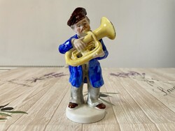 Tubázó német porcelán figura