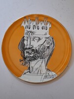 MAKULÁTLAN ÁLLAPOTÚ! Hollóházi Szász Endre porcelán limitált stúdió király fejes tál tányér sárga