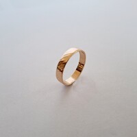 14 karátos vörös arany, 3,06g. fényes hullámos mintás karikagyűrű (No. 304.)