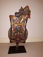 Wayang báb antik játék Indonéz Bali sziget Jáva faragott festett fa vas állványon Ázsia 2480