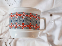 Retró, kockás és piros virágos vitrinállapotú, rakásolható Zsolnay bögre 24.