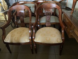 Jó állapotú nagyon mutatós három darabos szalongarnitúra.