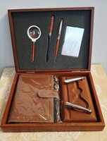 7 részes fadobozos ajándék készlet, rózsafa levél bontó + golyós toll  + nagyító  stb