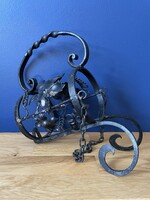 Kovácsoltvas bortartó