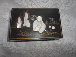 Gyöngyház plasztikus díszítéssel keleti lakk  ékszertartó doboz -(edtke felhasználó részére)