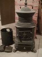 Antik öntöttvas kis méretű oroszlánkörmös kályha