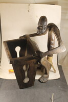 Kézzel faragott fa szobros újságtartó 161