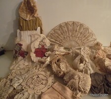 LEGYEZŐ - ALKUKÉPES - CSIPKÉK - BÉBI SAPKA - KISCIPŐ - SELYEMRE FESTETT KÉPRÉGI SOKMINDEN -