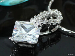 JELZETT, 18 KT.-S FEHÉR ARANNYAL GALVANIZÁLT SWAROVSKI KRISTÁLY MEDÁLOS RÓDIUMOS NYAKLÁNC