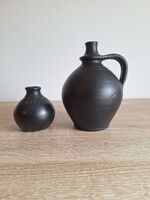 2db fekete jelzett karcagi kerámia (Agyagipar Karcag)