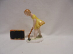 Bodrogkeresztúri gereblyéző kislány - sárga ruhás - nipp, figura