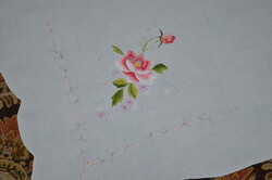 Gépi hímzésű asztal terítő ( 175 x 125 cm )