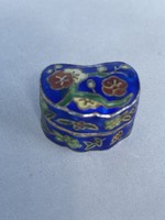 Tündéri pici különleges formályú tűzzománc szelence.