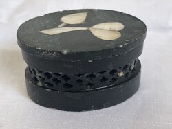 Zsírkő áttört mintás kagyló berakásos tégely szelence.