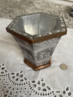 Dekoratív kalapált lemezzel díszített kaspó, vagy ecsettartó kézi munka.