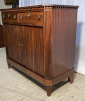 Sheraton-stilusú mahagóni tálaló/komód.