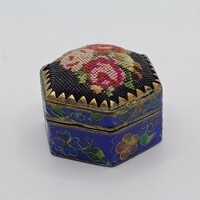 Rekeszzománc szelence tűgoblein tetővel