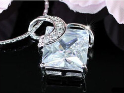 JELZETT, 18 KT.-S FEHÉR ARANNYAL GALVANIZÁLT SWAROVSKI KRISTÁLY MEDÁLOS RÓDIUMOS NYAKLÁNC