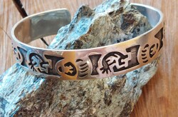 Gyönyörű, nyitott kokopelli ezüst karperec