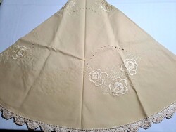 Virág mintával hímzett nagy kerek terítő 144 cm horgolt széllel, 2 db van belőle