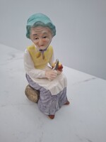 Porcelán néni figura