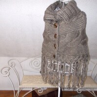 M-es  méretű   Gyapjú  keverék   rojtos rövidebb poncsó .