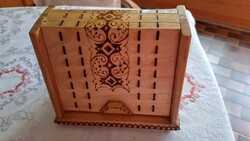 Retro,  fa, két oldalra nyitható, cigarettatartó, égetett technikával készült, kínáló szocreál darab