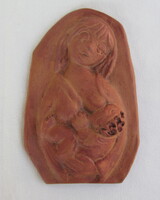 Antalfiné Szente Katalin kerámia gyermekét szoptató anya