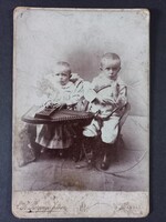 Antik kabinetfotó 2 kisfiú hangszerrel, Rozgonyi István Szarvas, kb. 1890 vége