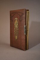 Bécsi szecessziós kabinetfotó album bőrkötésben réz applikációval, néhány kabinetfotóval