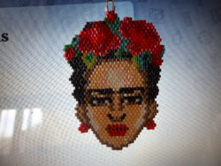 Extravagáns FRIDA medál és lánca- japán selyemfényű gyöngyből fűzve!