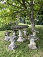Antik kerti ülőgarnitúra, antik díszes műkő asztal és 6 db puttó, angyal, gyermek alakú szék, puff