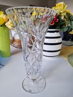Hibátlan, 26cm magas, felül 13cm, alul 9cm átmérőjű ólomkristály váza