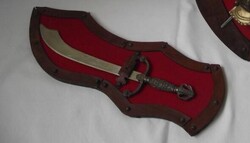 Szabja plüss,bőr borítású fa tartón,falidísz