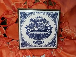 Kék- fehér  csempe fa keretben,  edényalátét, 2 db.