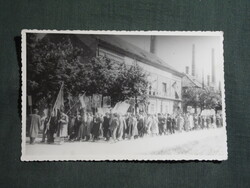 Képeslap,fotó,Pécs,Zsolnay porcelángyár,Május 1 felvonulás látkép részlet,1950-