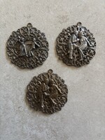 Retro áttört fém medál – 7 cm, figurális díszítéssel 3 db