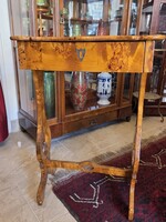 Régi varrós asztalka